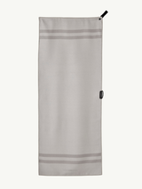 Stripes Glacier Grey – ręcznik sportowy z magnesem i kieszenią zapinaną na zamek