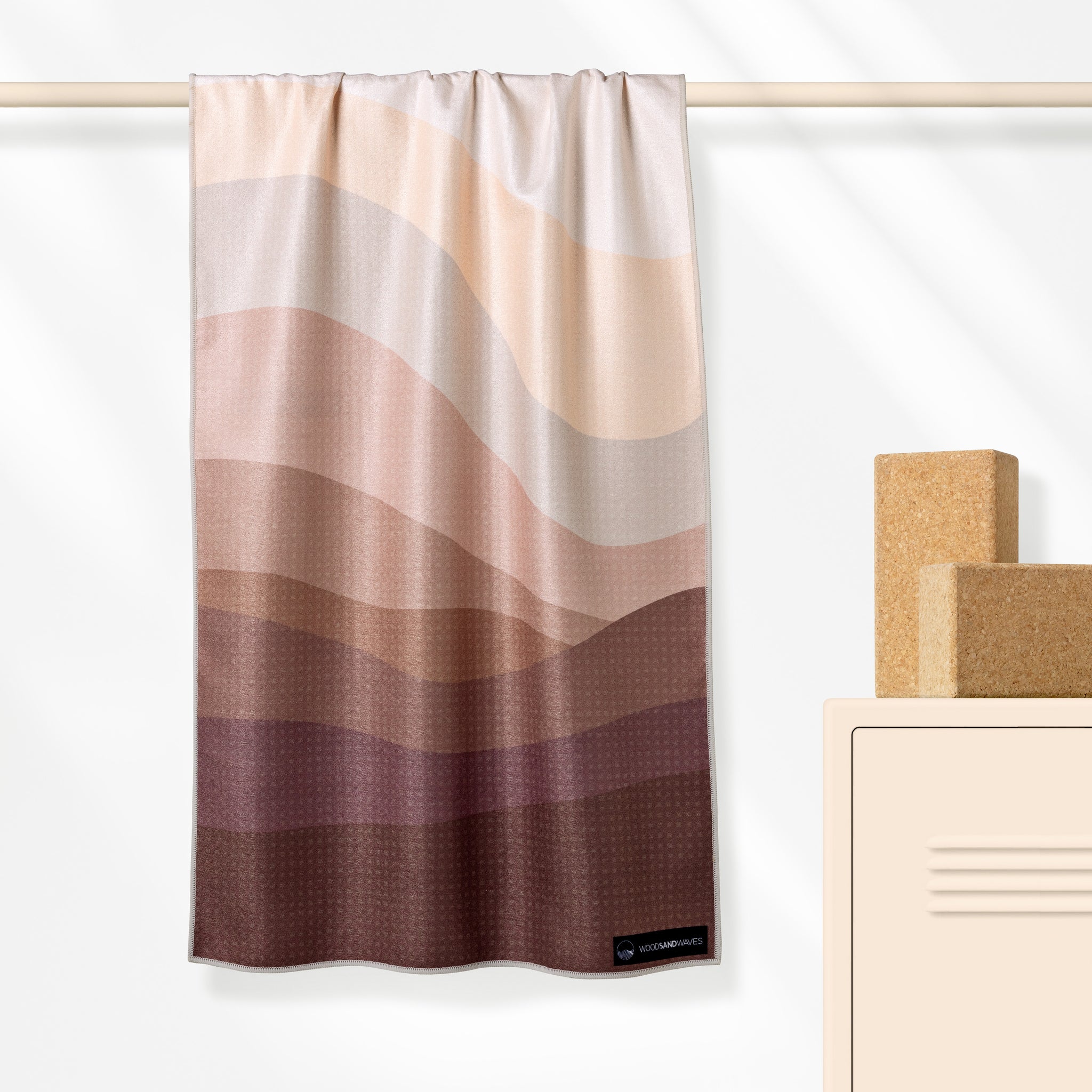 Calm Tides - Rutschfestes Yoga-Handtuch mit Silikon-Noppen - WOODSANDWAVES