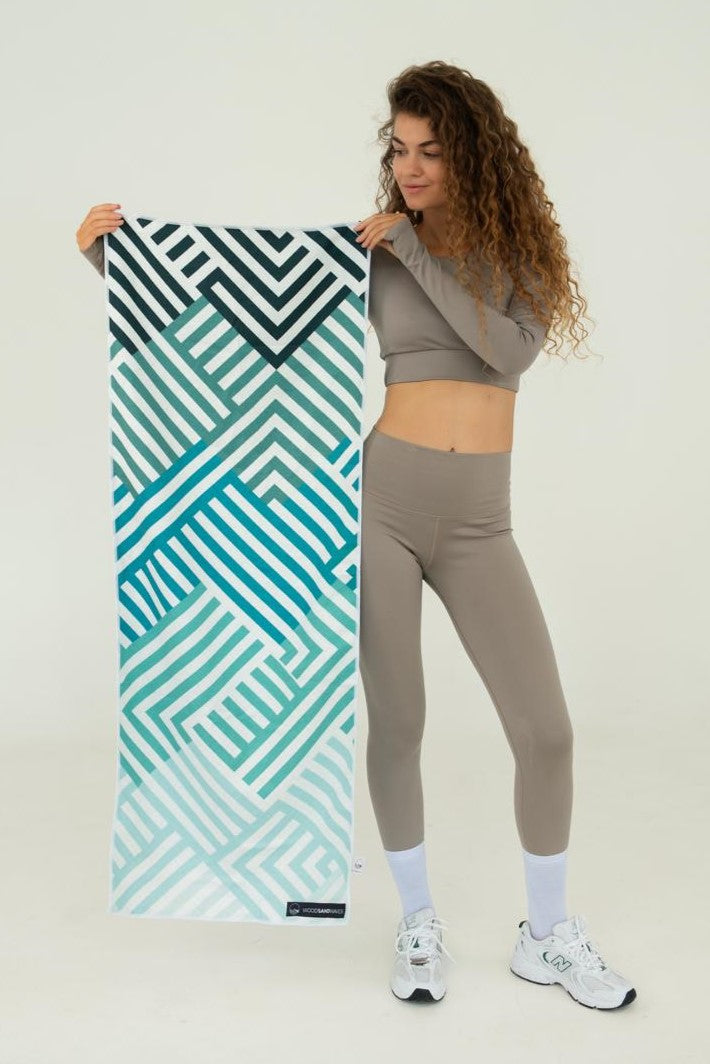 Mint Relaxation - Sporthandtuch mit Magnet & Zipper-Tasche - WOODSANDWAVES