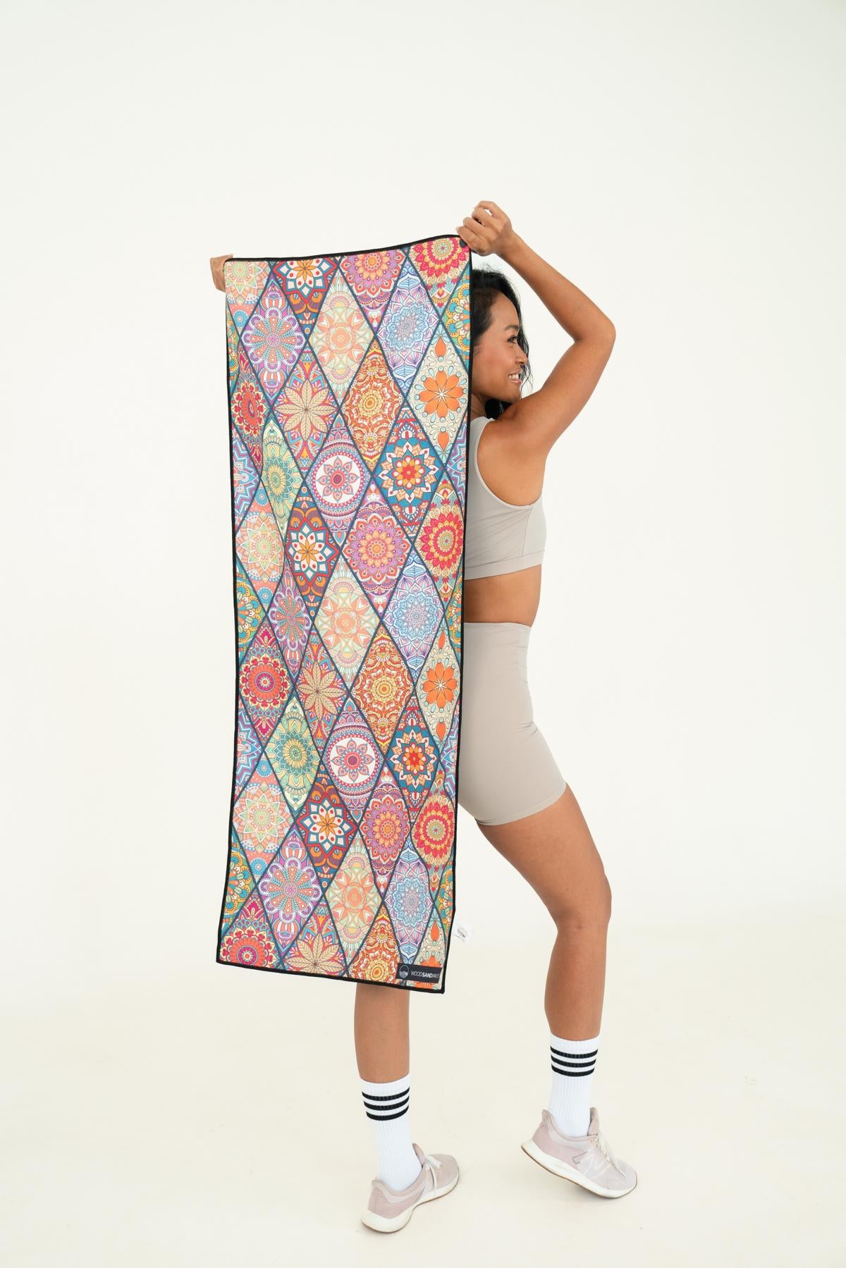 Mosaics - Sporthandtuch mit Magnet & Zipper-Tasche - WOODSANDWAVES