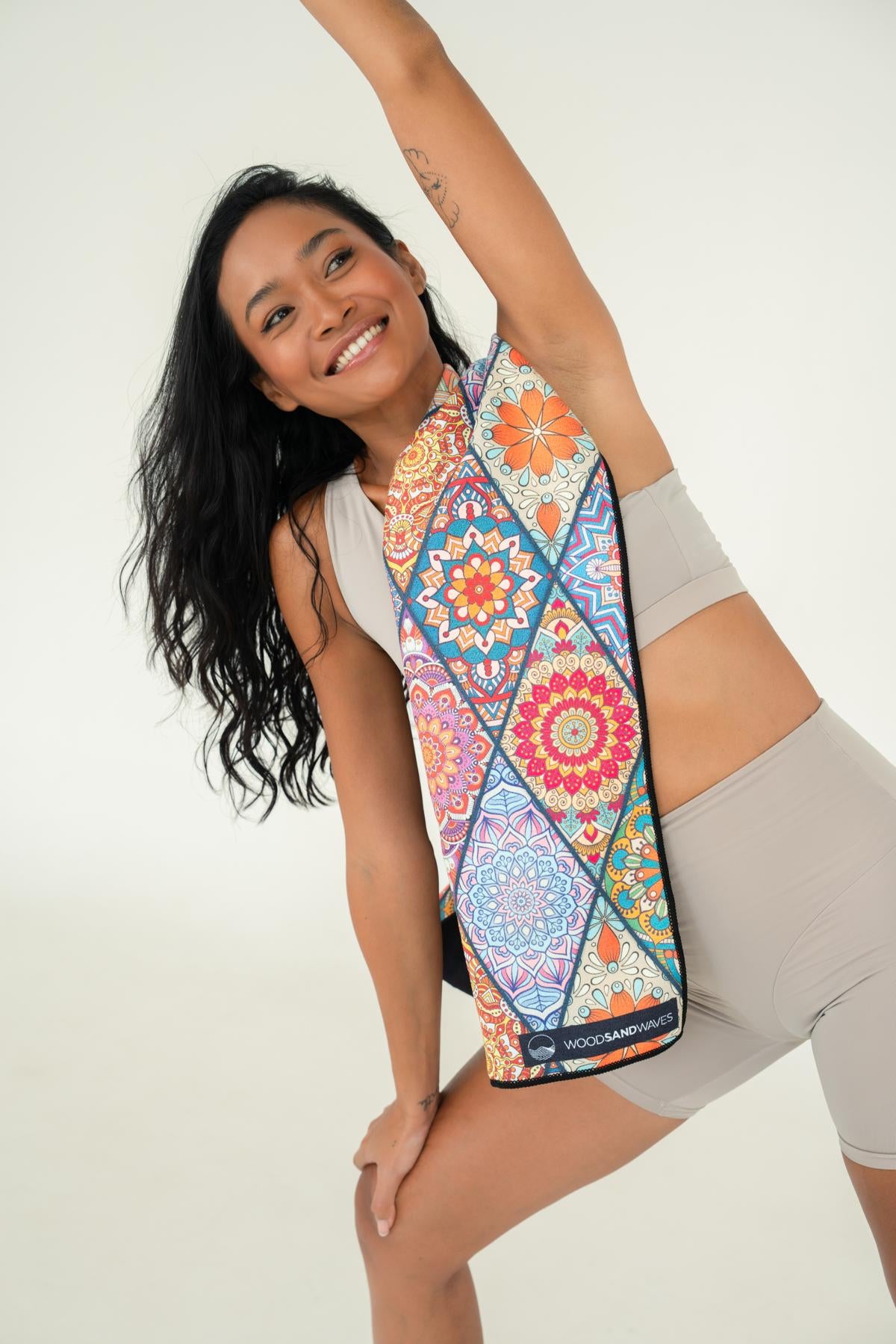 Mosaics - Sporthandtuch mit Magnet & Zipper-Tasche - WOODSANDWAVES