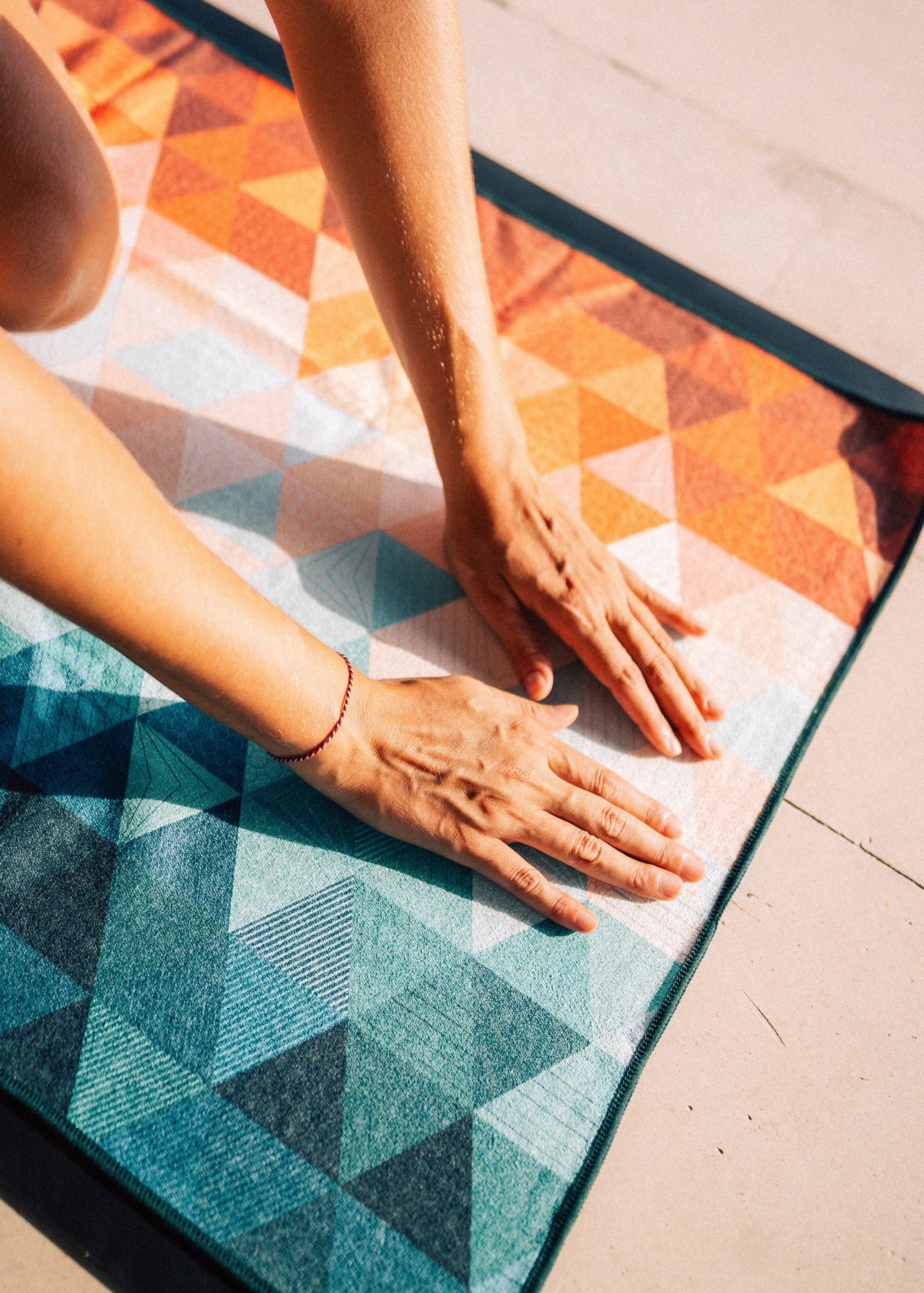 Kaleidoscope Orange - Rutschfestes Yoga-Handtuch mit Silikon-Noppen - WOODSANDWAVES