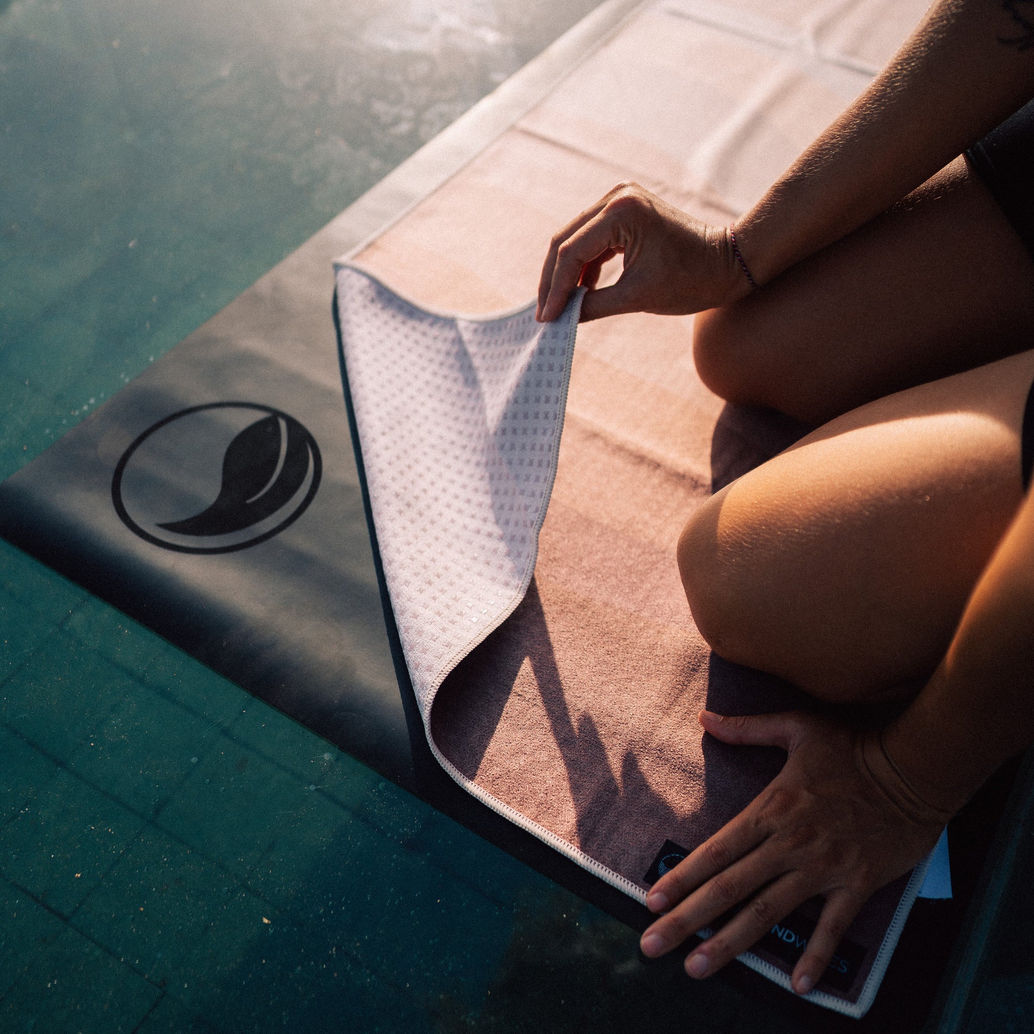 Calm Tides - Rutschfestes Yoga-Handtuch mit Silikon-Noppen - WOODSANDWAVES