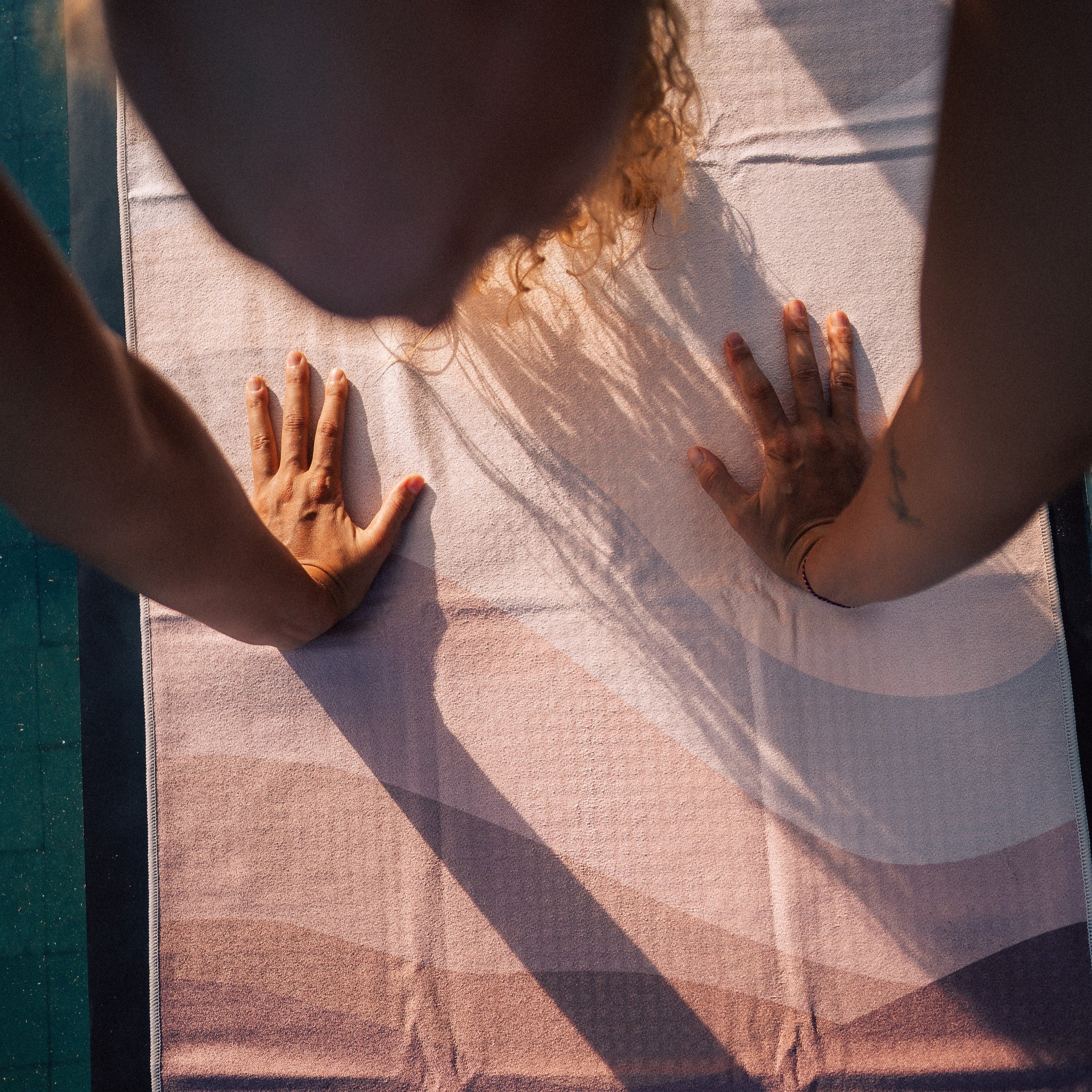 Calm Tides - Rutschfestes Yoga-Handtuch mit Silikon-Noppen - WOODSANDWAVES