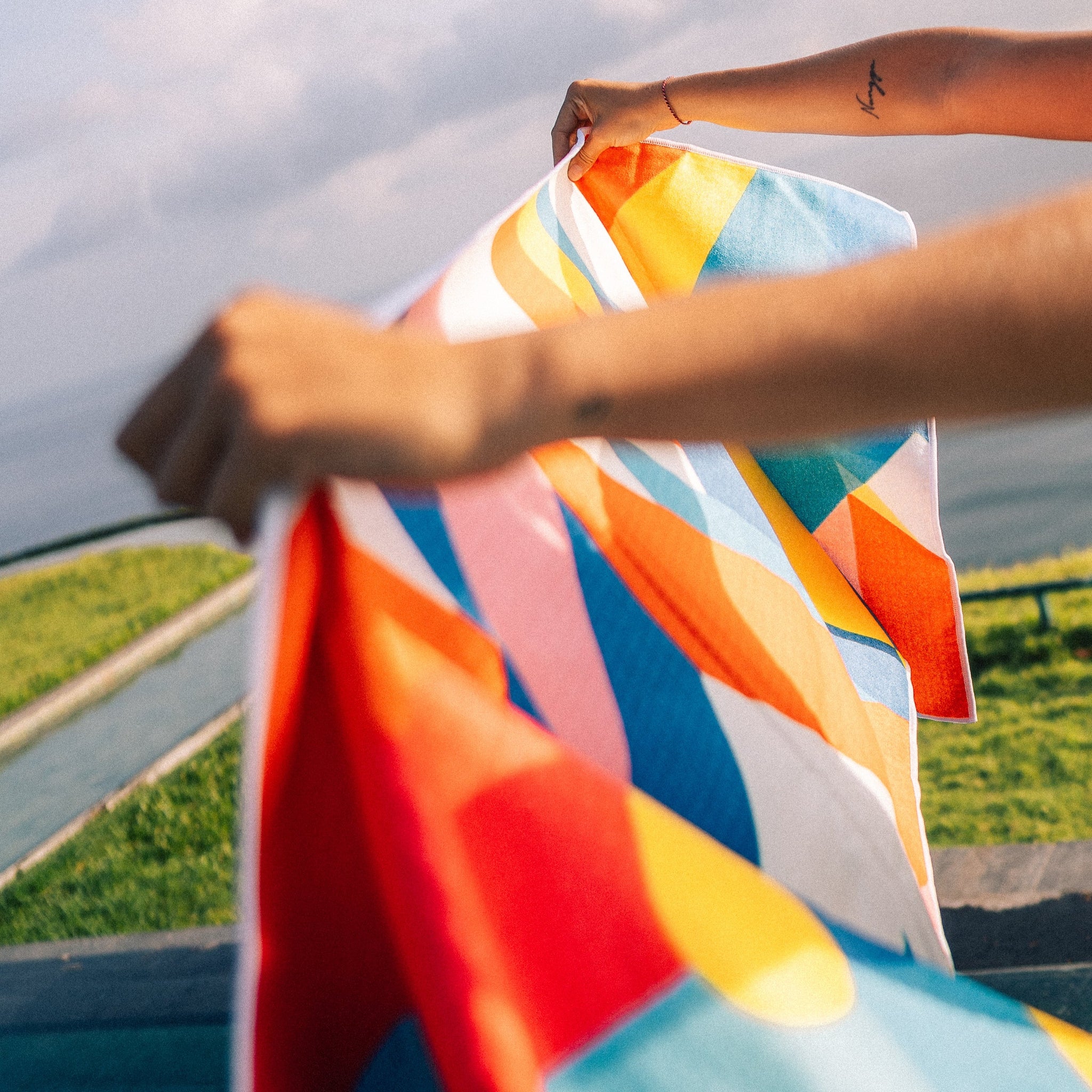 Geometric Energy - Rutschfestes Yoga-Handtuch mit Silikon-Noppen - WOODSANDWAVES