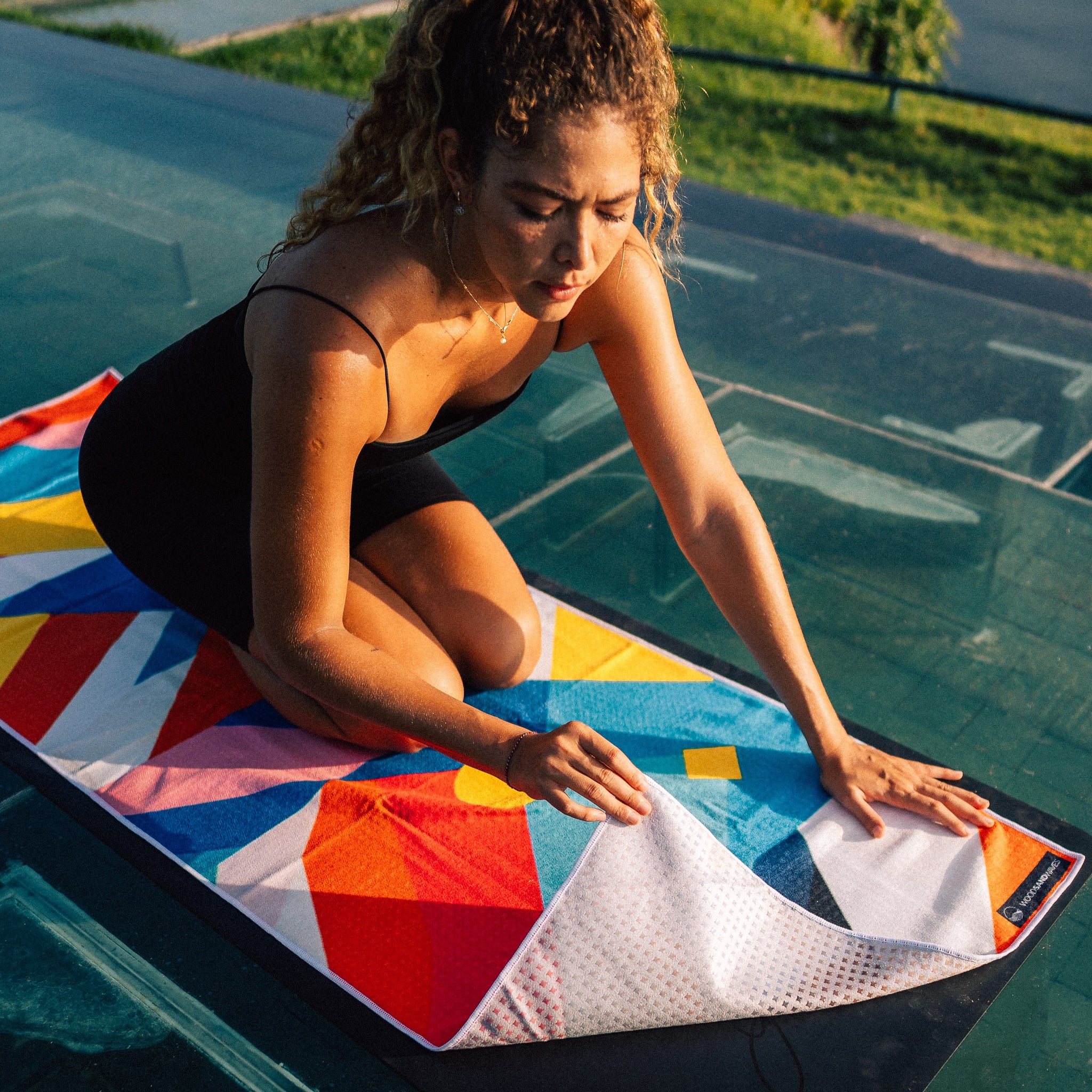 Geometric Energy - Rutschfestes Yoga-Handtuch mit Silikon-Noppen - WOODSANDWAVES