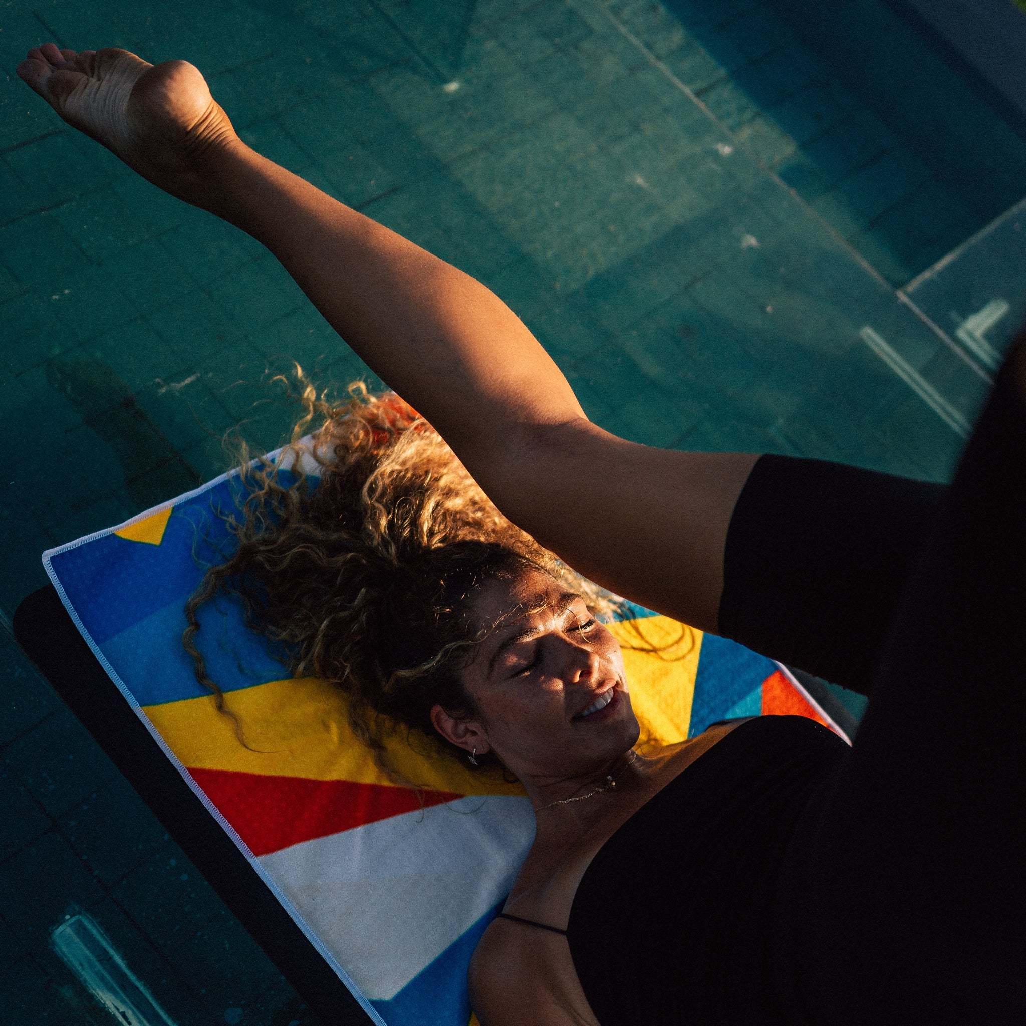 Geometric Energy - Rutschfestes Yoga-Handtuch mit Silikon-Noppen - WOODSANDWAVES