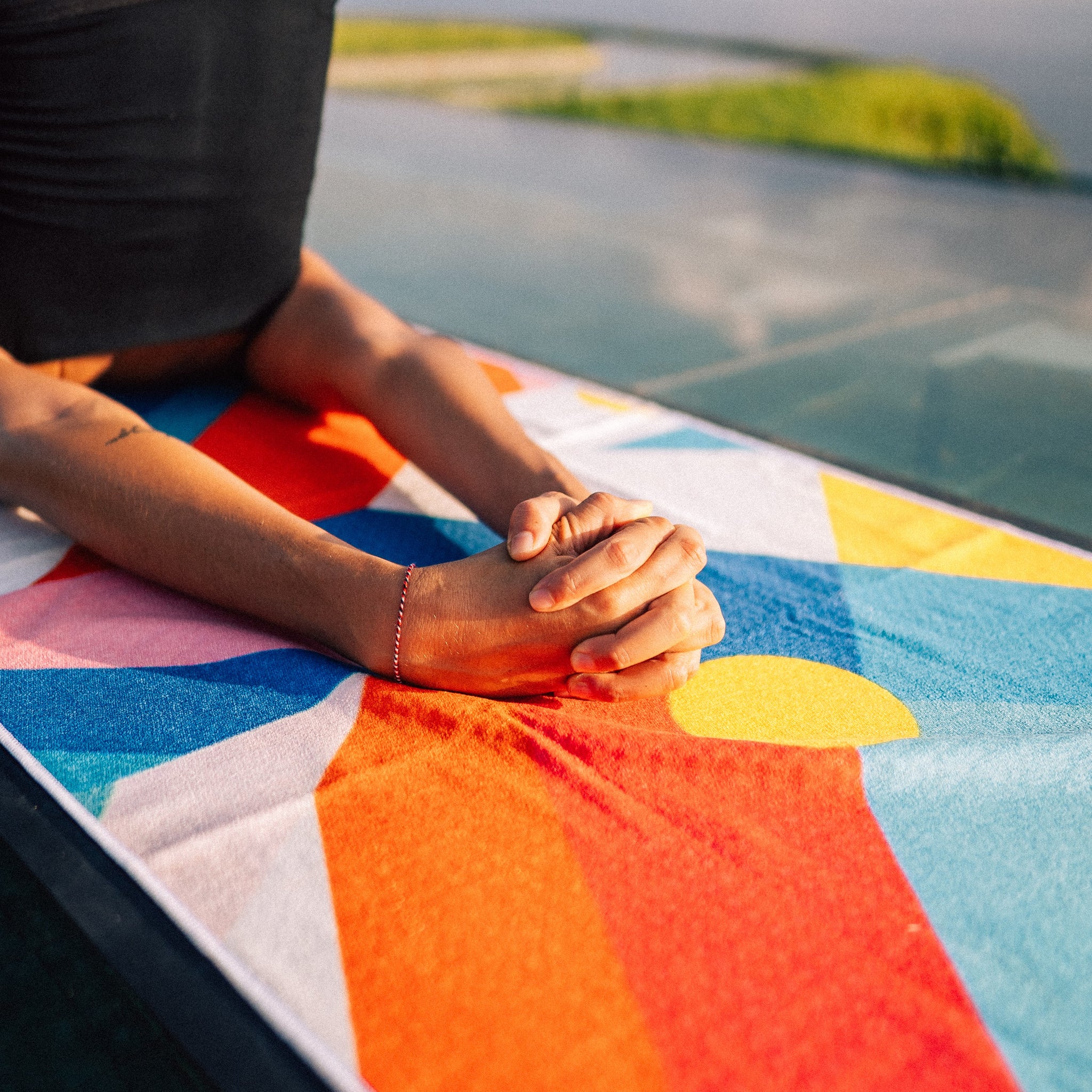 Geometric Energy - Rutschfestes Yoga-Handtuch mit Silikon-Noppen - WOODSANDWAVES