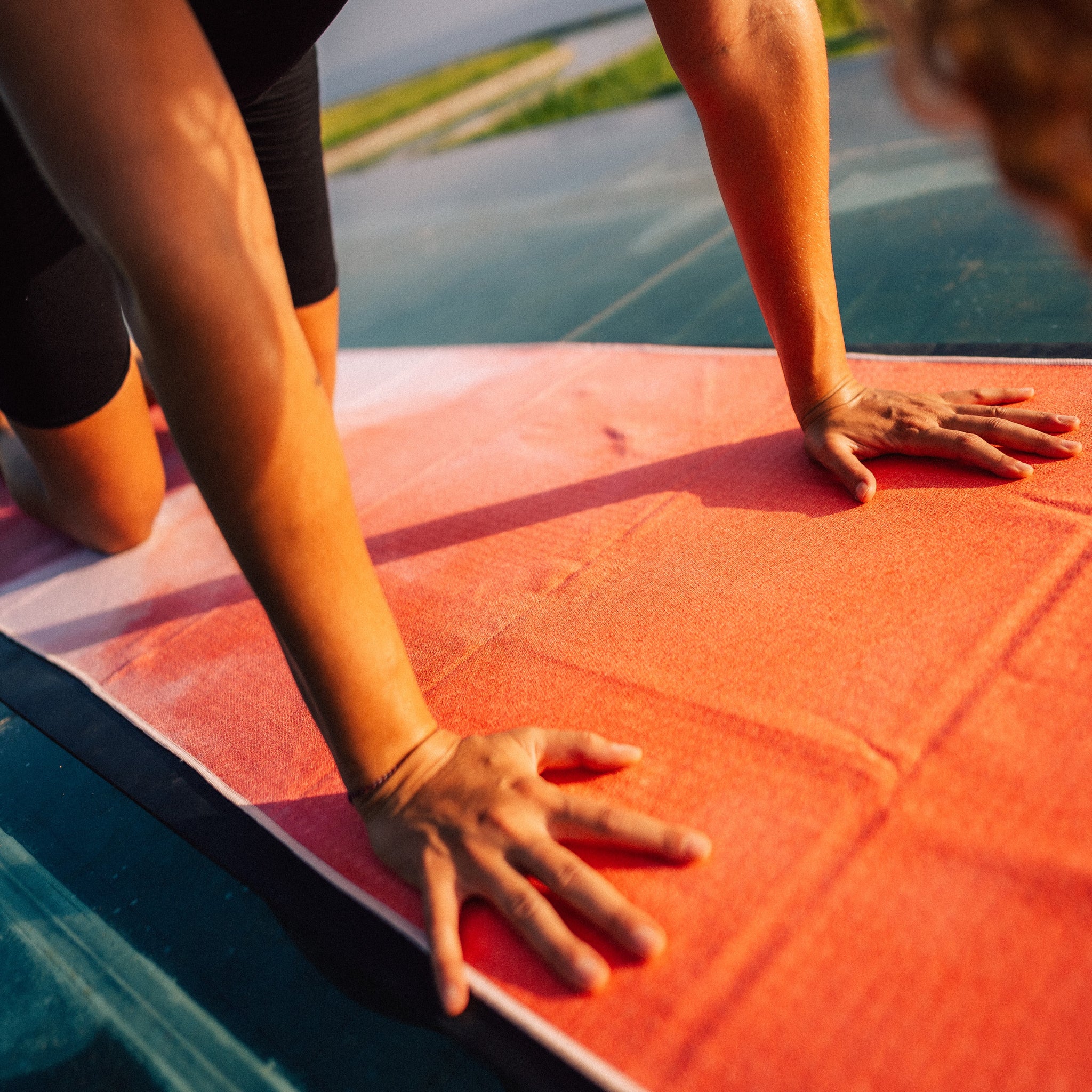 Red Horizon - Rutschfestes Yoga-Handtuch mit Silikon-Noppen - WOODSANDWAVES