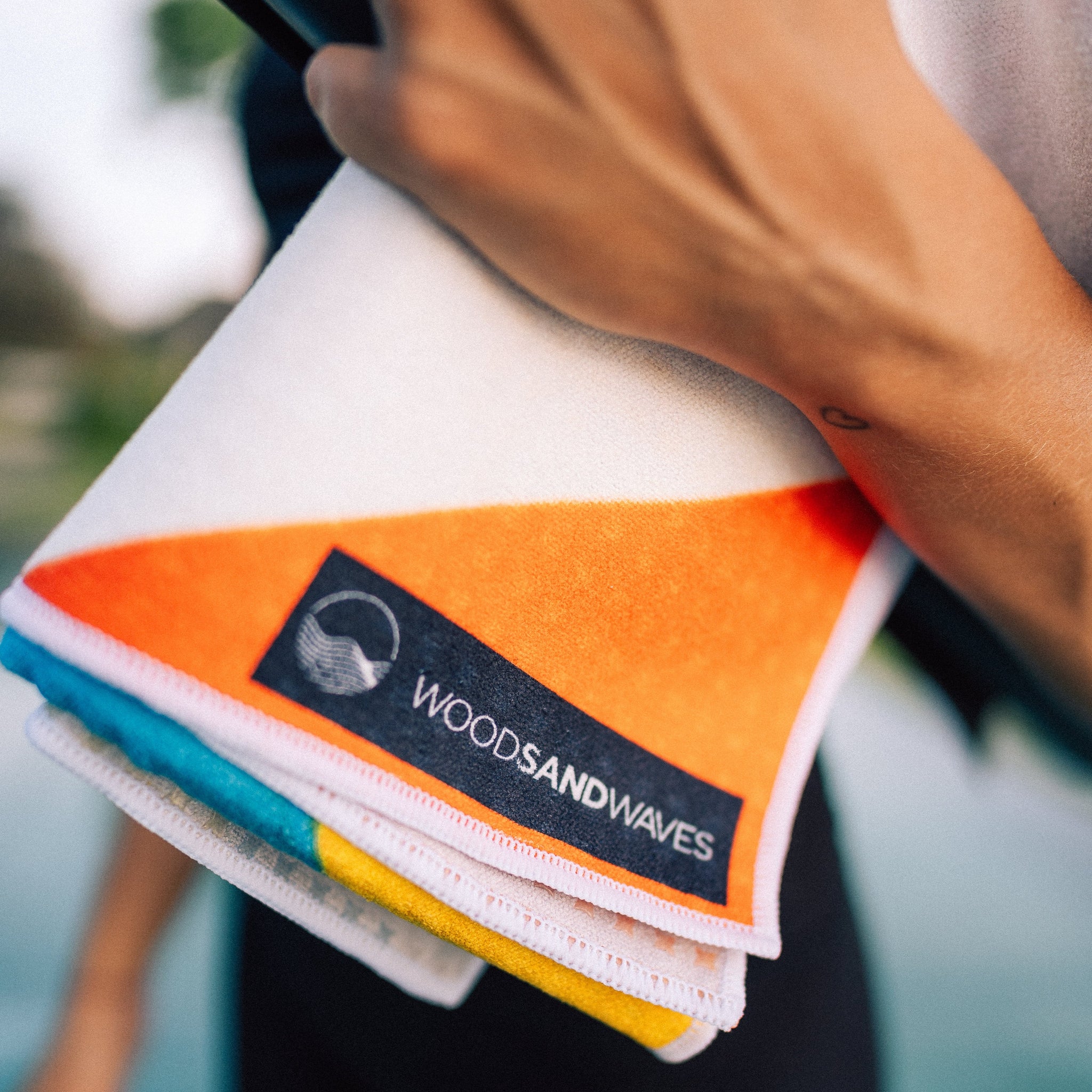 Geometric Energy - Rutschfestes Yoga-Handtuch mit Silikon-Noppen - WOODSANDWAVES