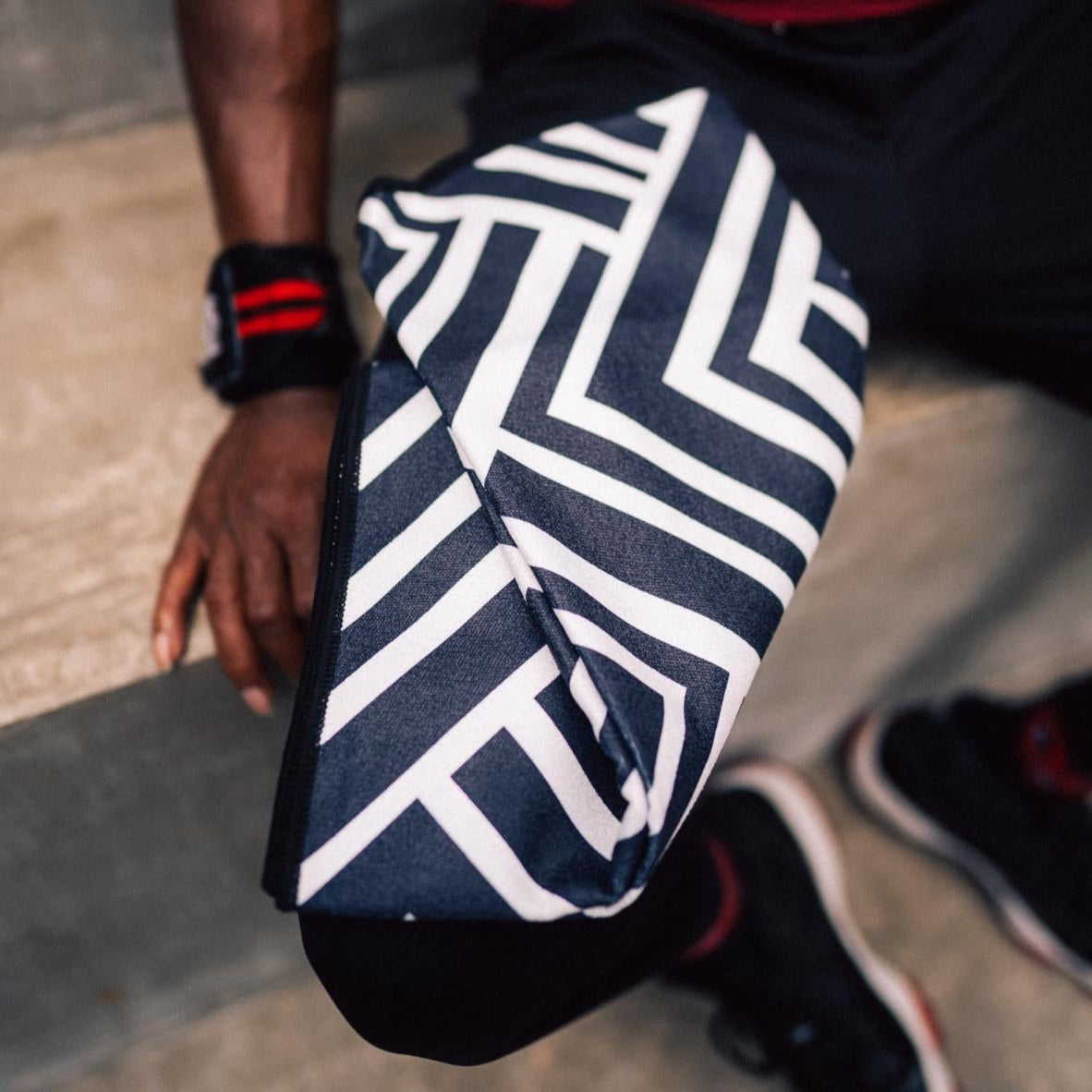 Focused Mind - Sporthandtuch mit Magnet & Zipper-Tasche - WOODSANDWAVES