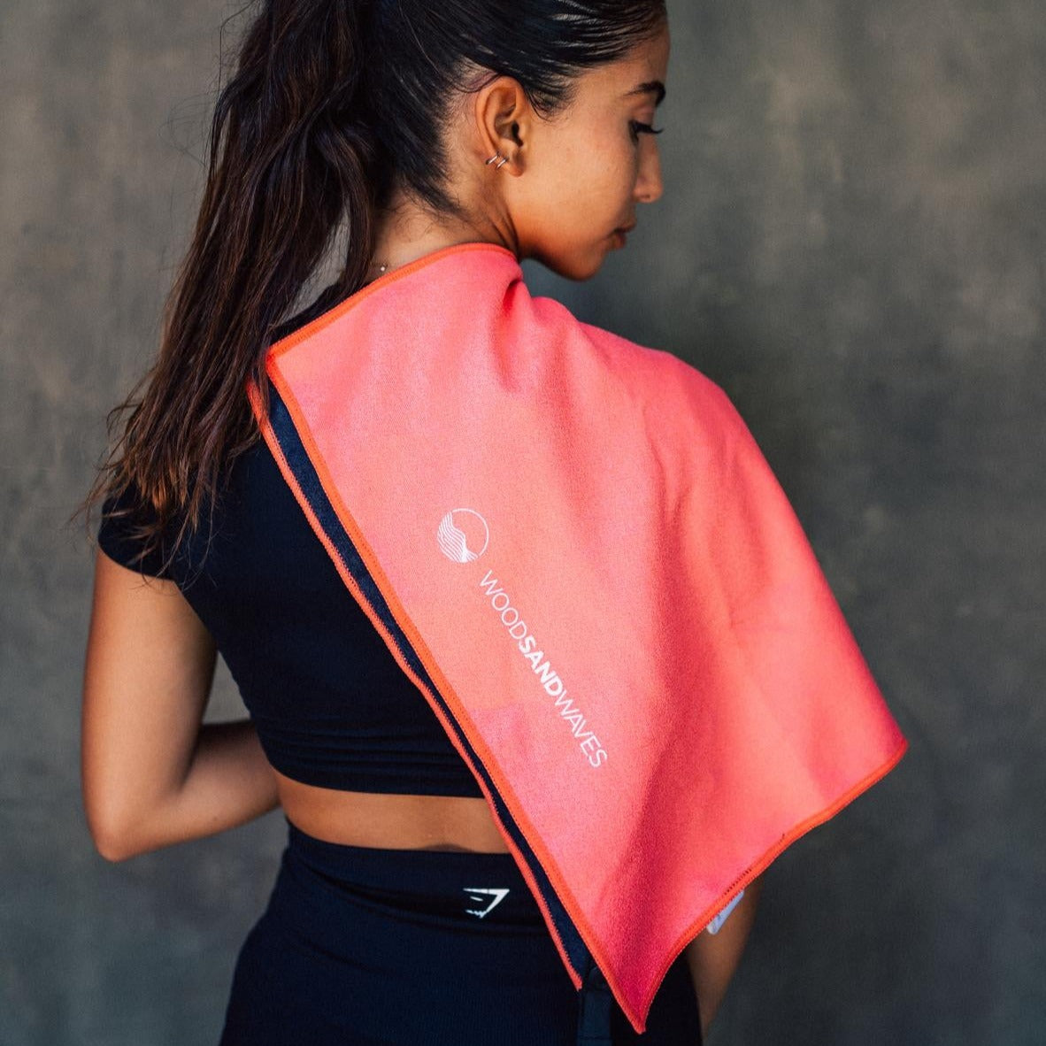 Clear Red - Sporthandtuch mit Magnet & Zipper-Tasche - WOODSANDWAVES