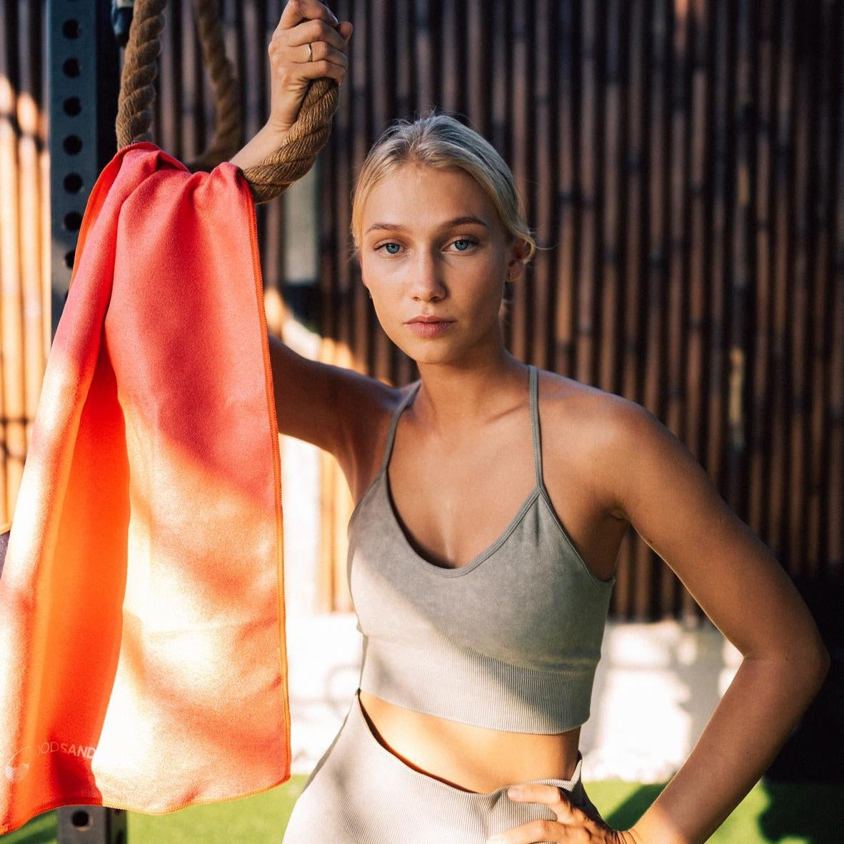 Clear Red - Sporthandtuch mit Magnet & Zipper-Tasche - WOODSANDWAVES