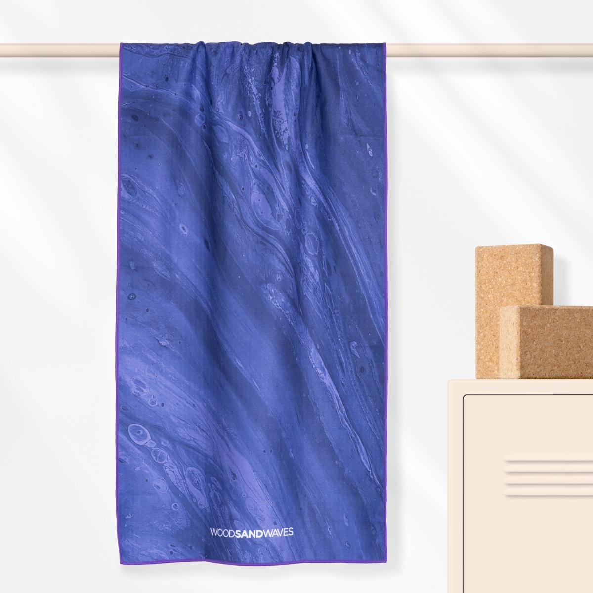 Flowing Harmony - Rutschfestes Yoga-Handtuch mit Silikon-Noppen - WOODSANDWAVES