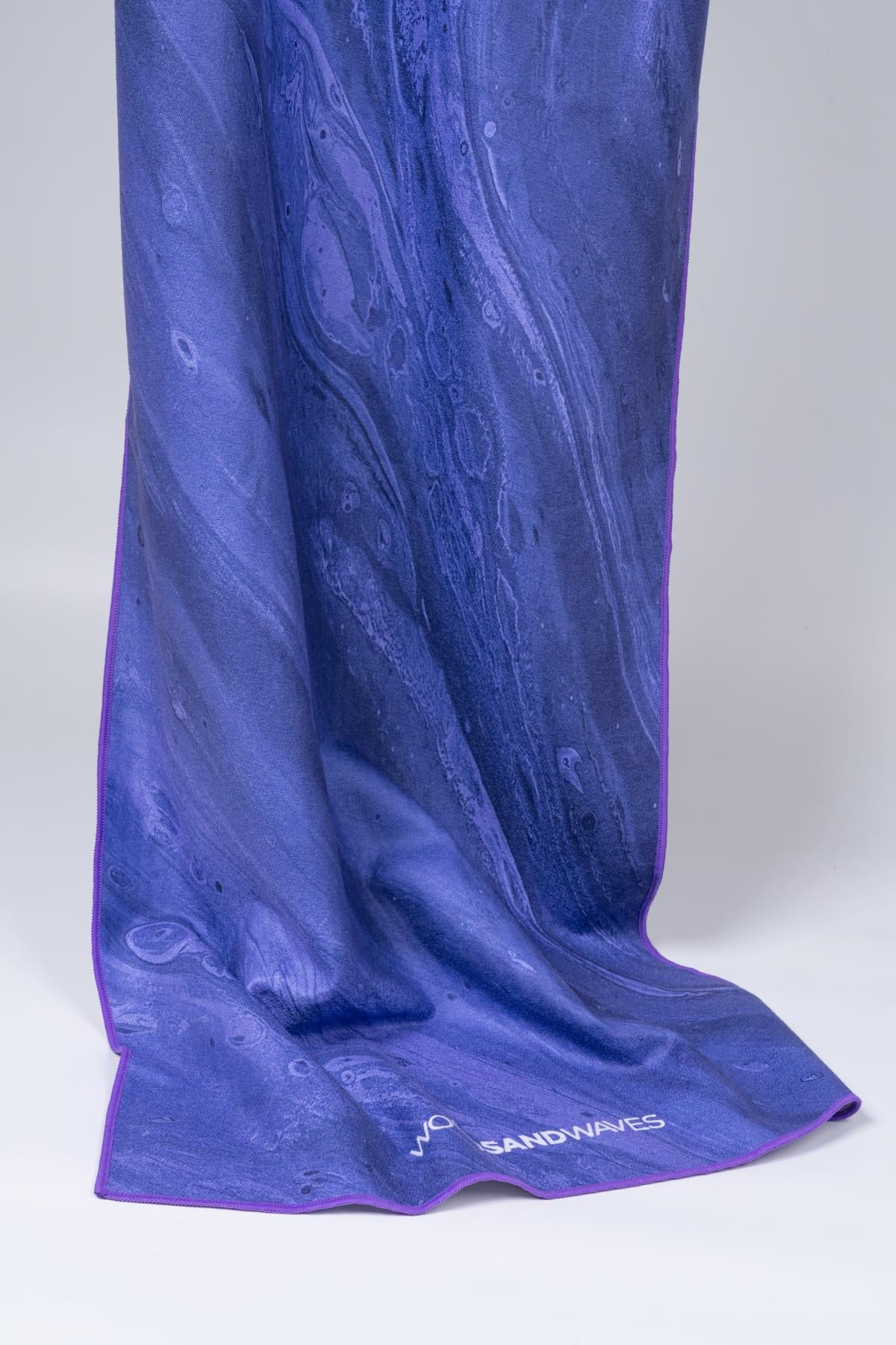 Flowing Harmony - Rutschfestes Yoga-Handtuch mit Silikon-Noppen - WOODSANDWAVES