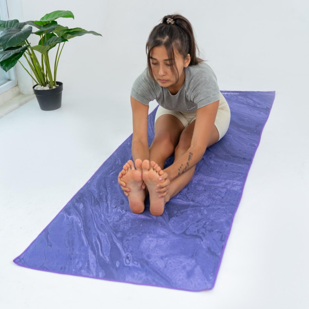 Flowing Harmony - Rutschfestes Yoga-Handtuch mit Silikon-Noppen - WOODSANDWAVES