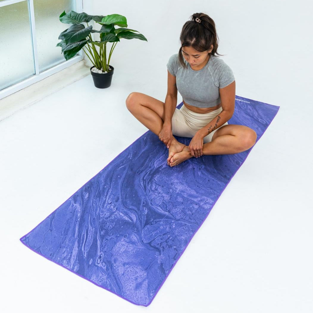 Flowing Harmony - Rutschfestes Yoga-Handtuch mit Silikon-Noppen - WOODSANDWAVES