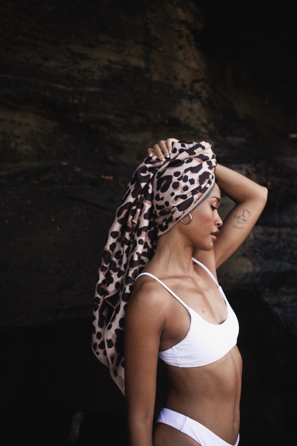 Leo Swim – szybkoschnący ręcznik podróżny i plażowy z ukrytą kieszenią