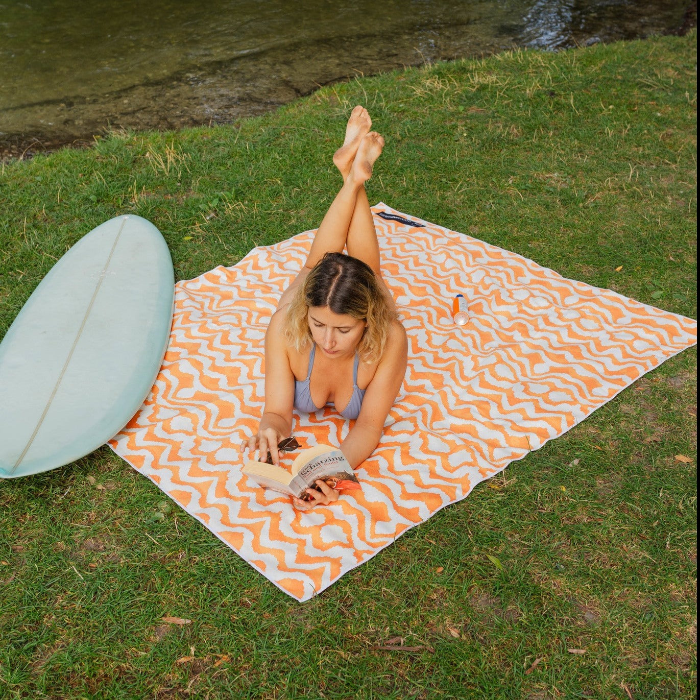 Sunset Waves - Stranddecke XXL - 180cm x 160cm - leicht, kompakt & sandabweisend - WOODSANDWAVES