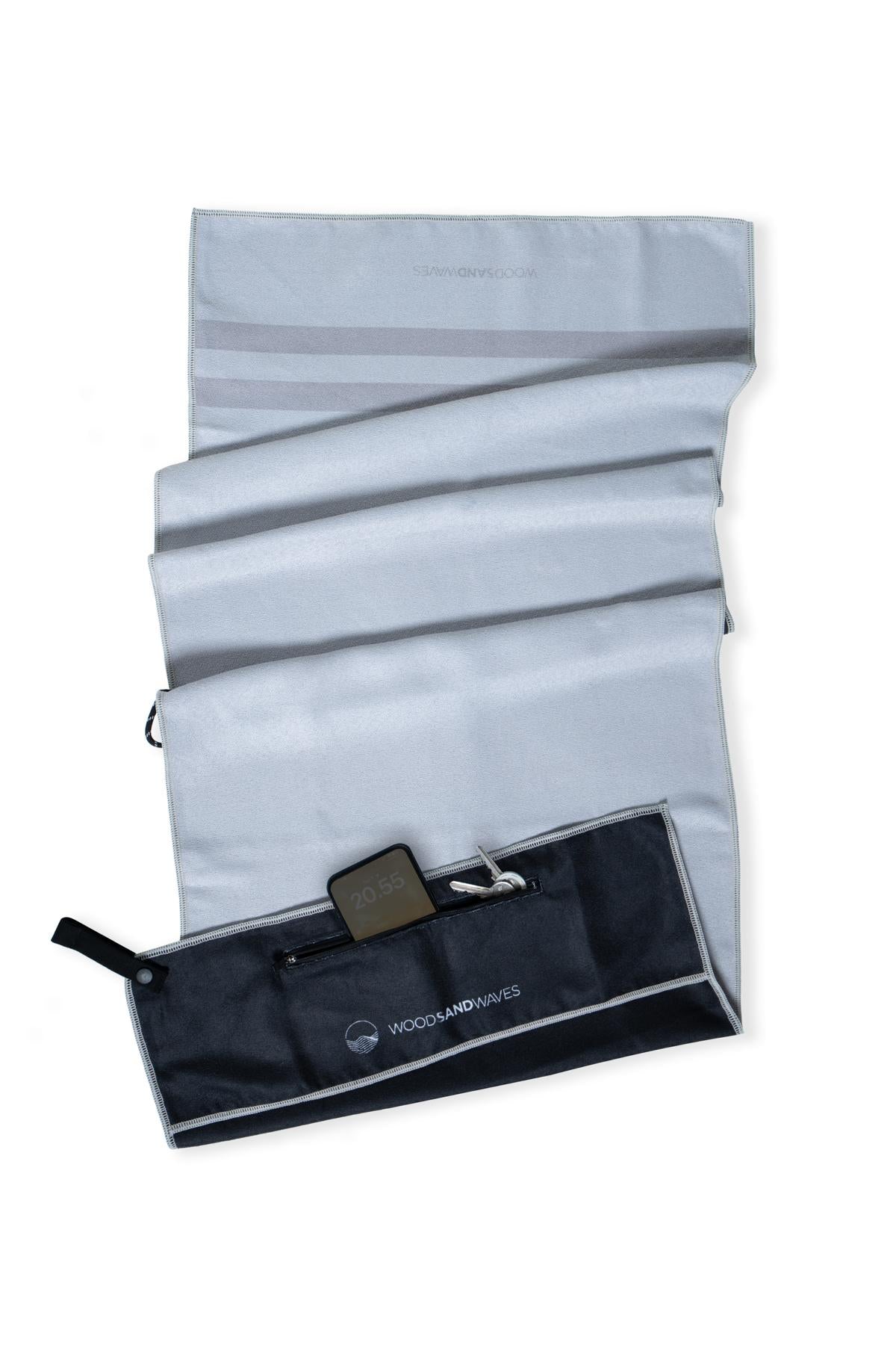 Stripes Glacier Grey - Sporthandtuch mit Magnet & Zipper-Tasche - WOODSANDWAVES