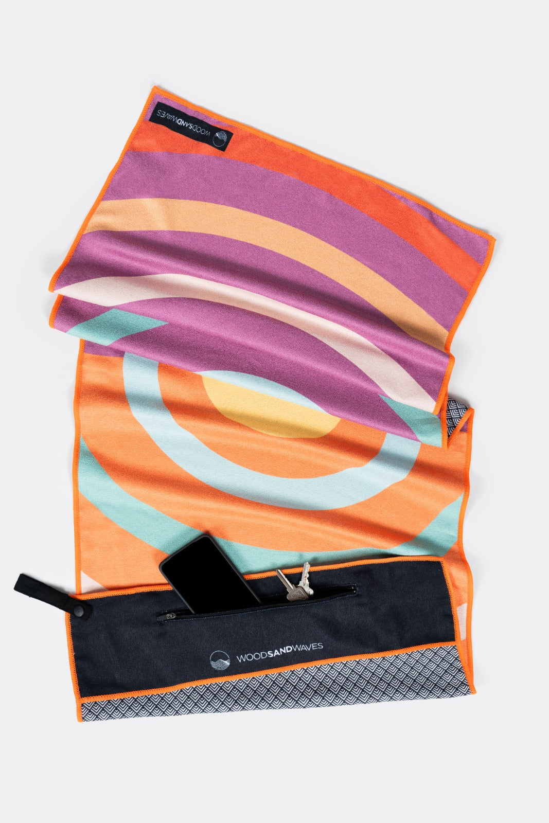 Slow Sunrise - Sporthandtuch mit Magnet & Zipper-Tasche - WOODSANDWAVES