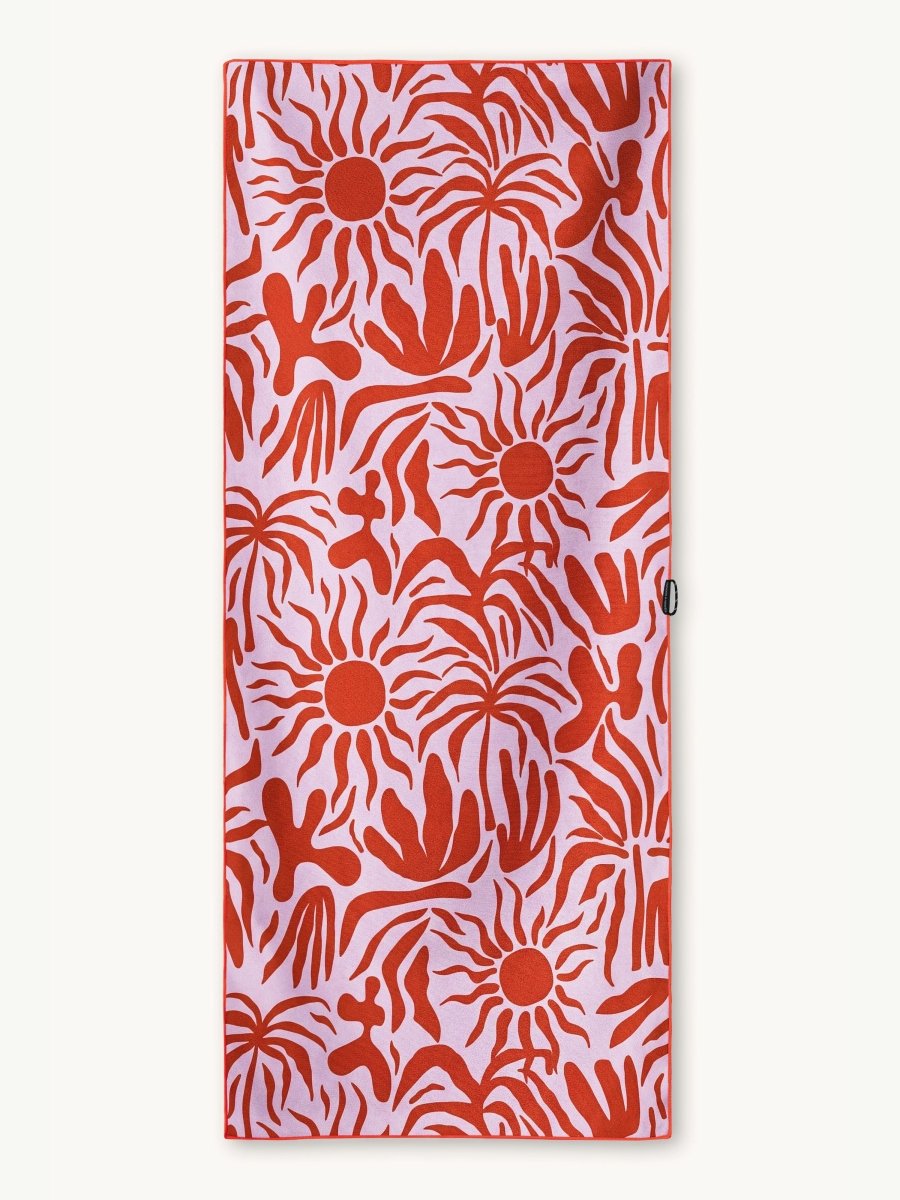 Burning Sun - Schnelltrocknendes Reise - und Strandtuch mit Geheimfach - woodsandwaves.co