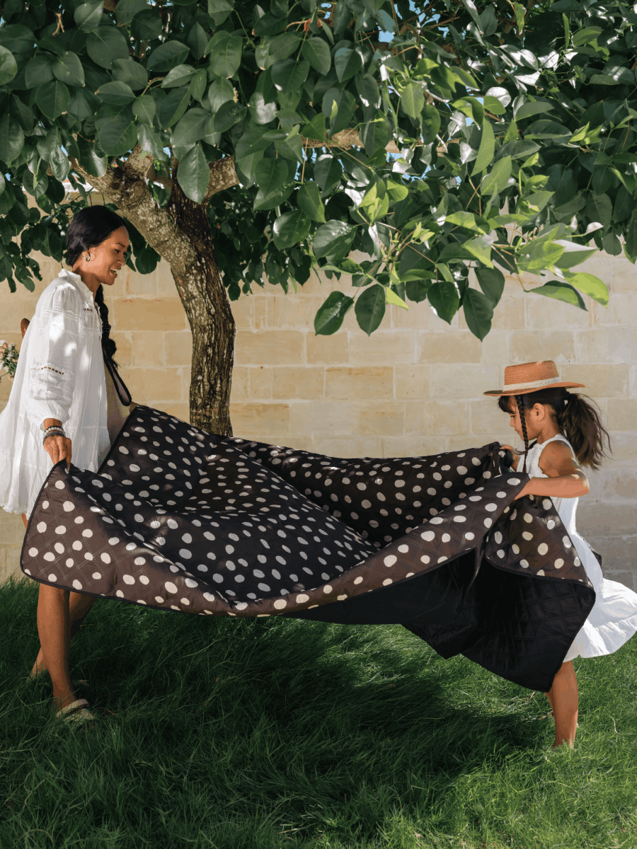 Cocoa Shore - Picknick - und Stranddecke (isoliert) 200 x 200 cm - XXL Picknickmatte aus recyceltem PET - wasserdicht und wärmend - woodsandwaves.co