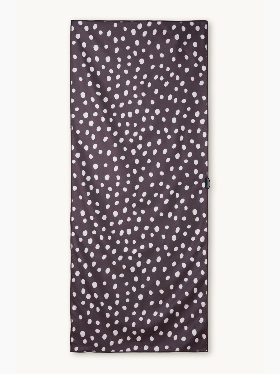 Cocoa Shore - Schnelltrocknendes Reise - und Strandtuch mit Geheimfach - woodsandwaves.co