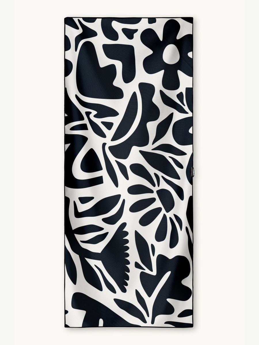 Midnight Florals - Schnelltrocknendes Reise - und Strandtuch mit Geheimfach - woodsandwaves.co