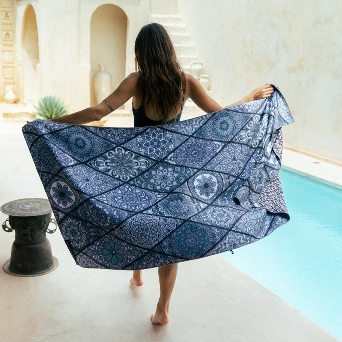 Mosaics Noir - Schnelltrocknendes Reise - und Strandtuch mit Geheimfach - woodsandwaves.co