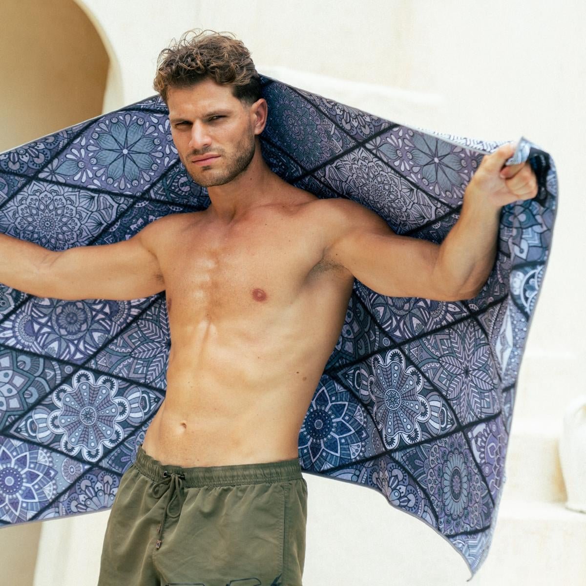 Mosaics Noir - Schnelltrocknendes Reise - und Strandtuch mit Geheimfach - woodsandwaves.co