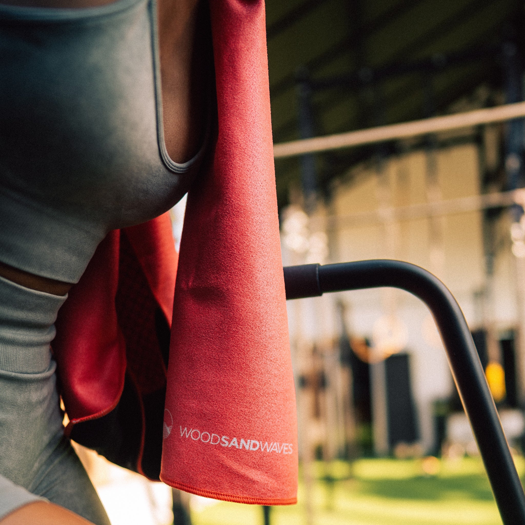 Clear Red - Sporthandtuch mit Magnet & Zipper-Tasche - WOODSANDWAVES