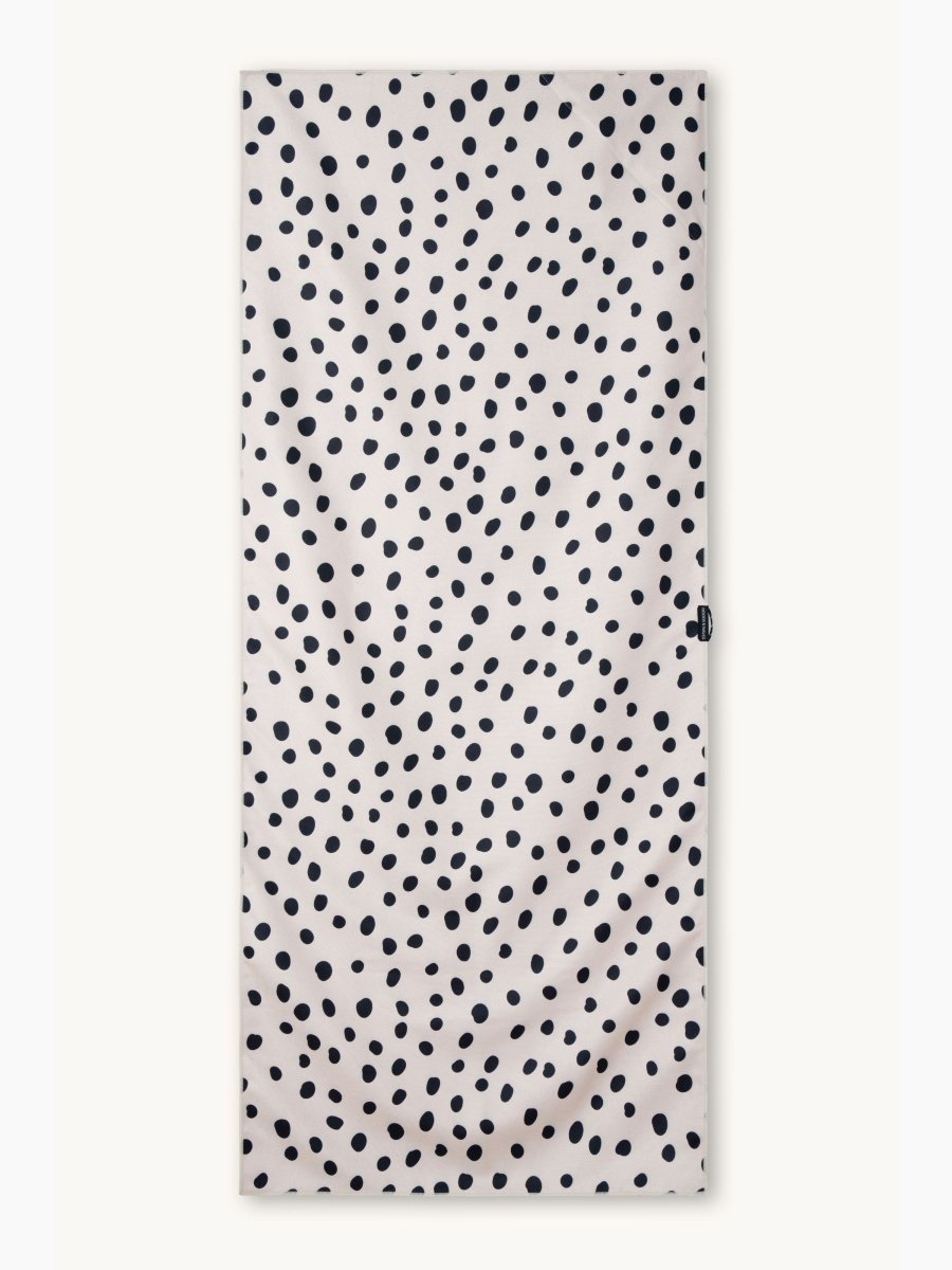 Salt & Pepper - Schnelltrocknendes Reise - und Strandtuch mit Geheimfach - woodsandwaves.co