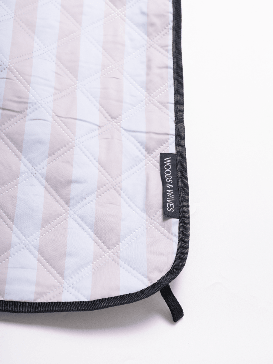 Sunday Stripes - Picknick - und Stranddecke (isoliert) 200 x 200 cm - XXL Picknickmatte aus recyceltem PET - wasserdicht und wärmend - woodsandwaves.co