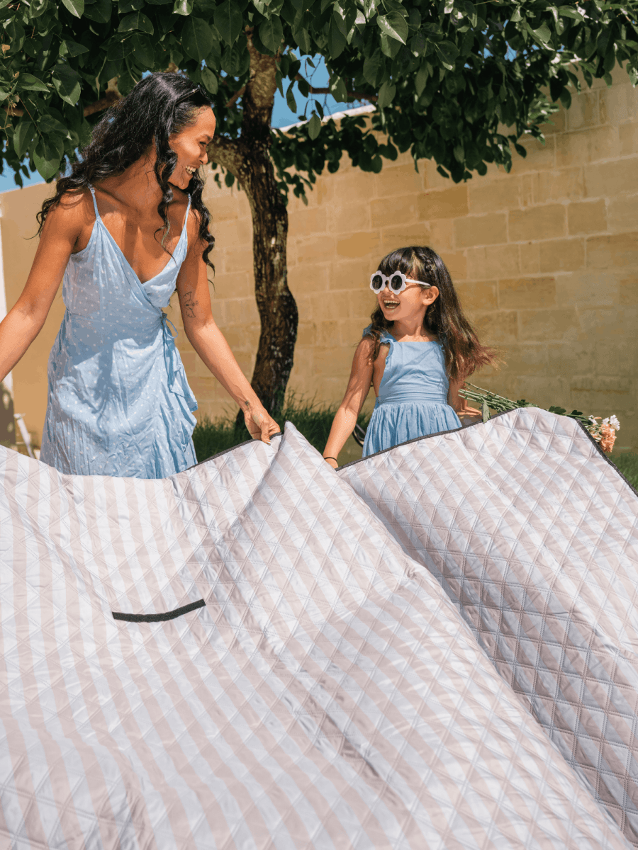 Sunday Stripes - Picknick - und Stranddecke (isoliert) 200 x 200 cm - XXL Picknickmatte aus recyceltem PET - wasserdicht und wärmend - woodsandwaves.co