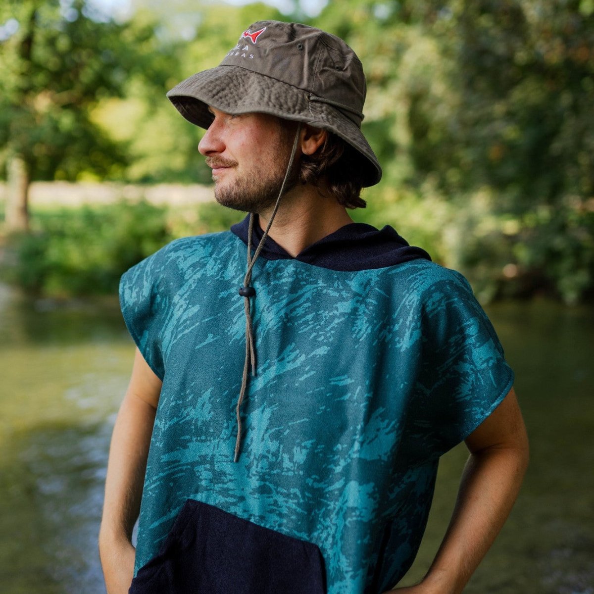 Surf - Poncho - für Frauen & Männer - aus schnelltrocknender und leichter Mikrofaser - woodsandwaves.co