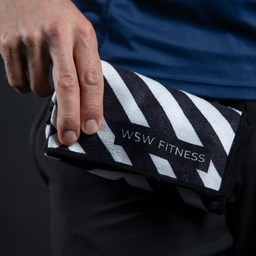 Focused Mind - Sporthandtuch mit Magnet & Zipper-Tasche - WOODSANDWAVES